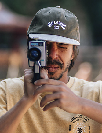 Adventure Awaits: Esse clipe consiste em Andy Nielblas, surfista californiano de 26 anos...